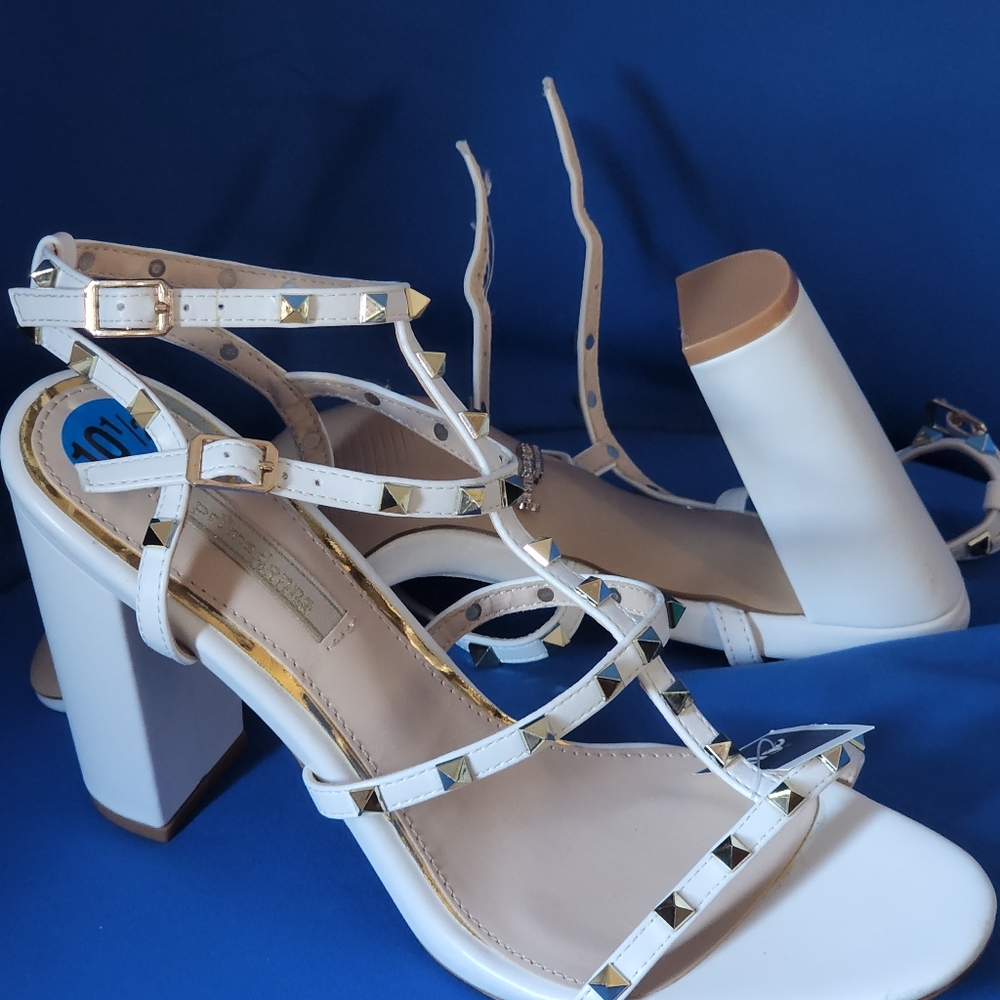 Shoe's - Picture 2 of 5